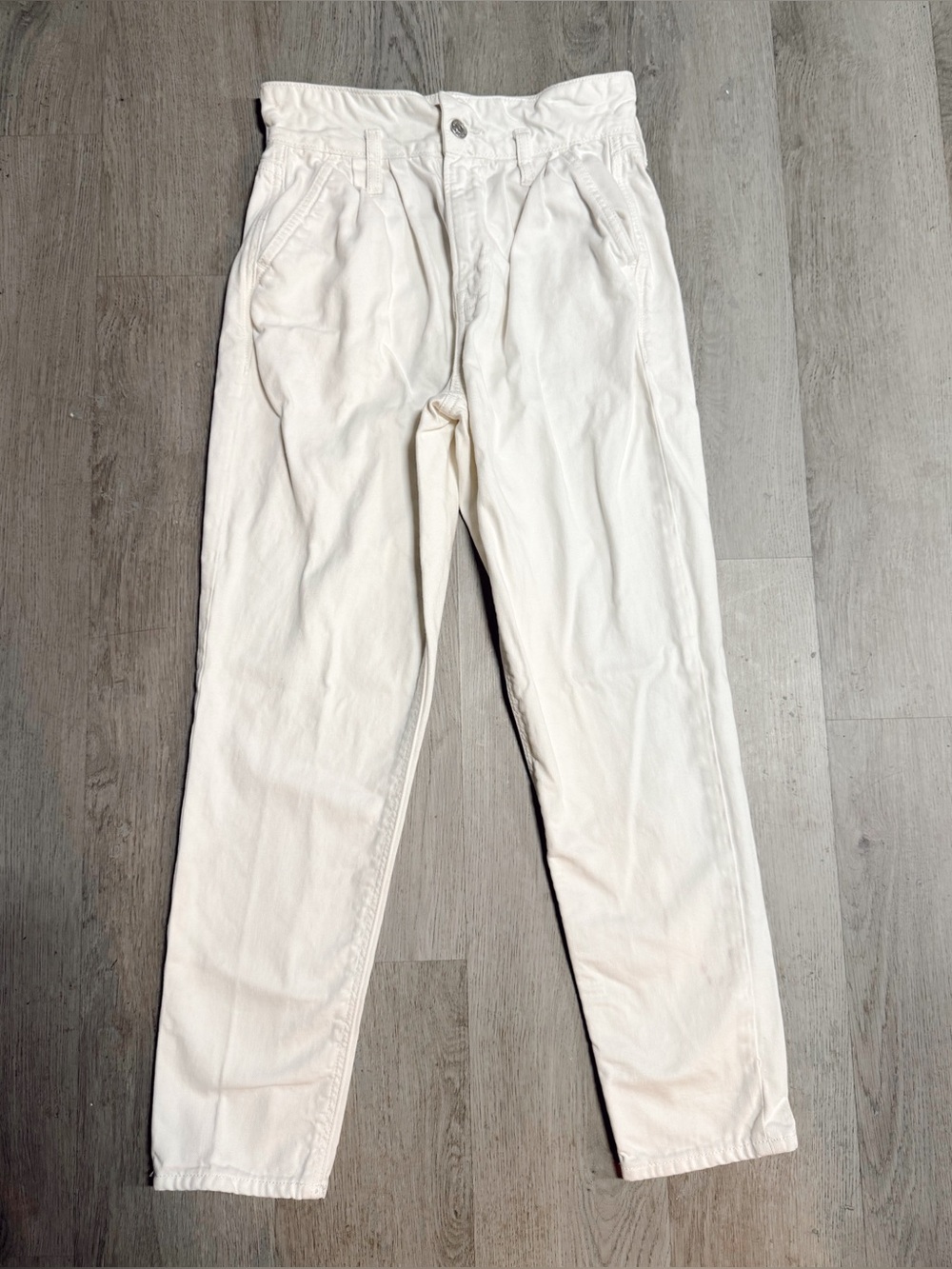 •AMERICAN EAGLE• WHITE MOM JEANS